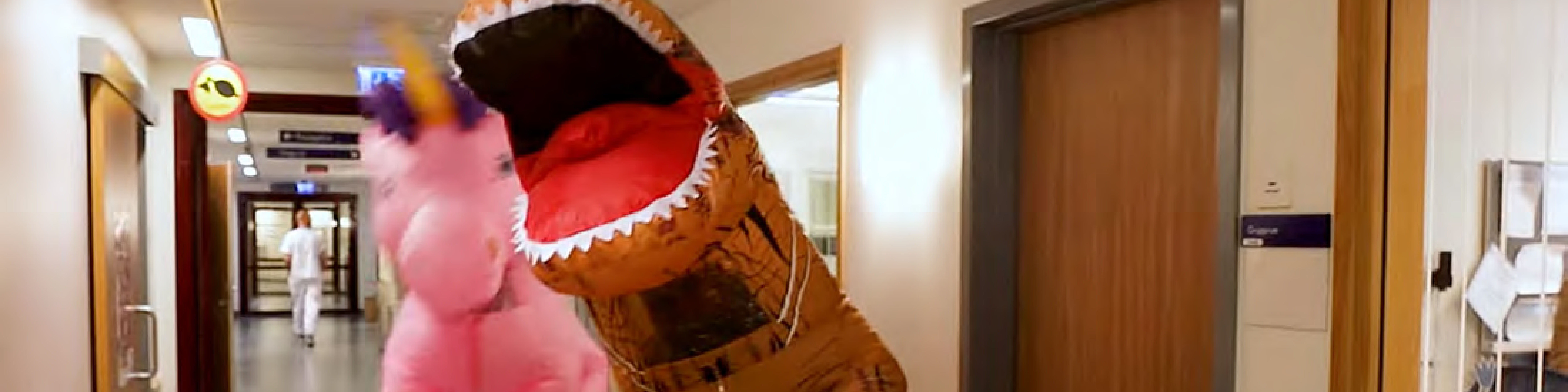 Mikael är dinosaurie för barn i behandling