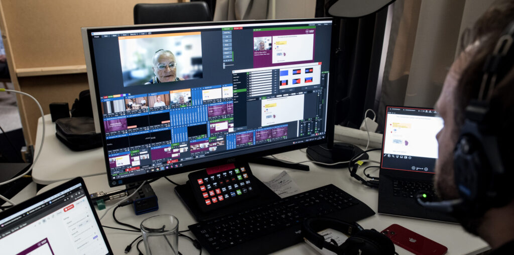 Mycket att hålla reda på för teknikerna med många internationella föreläsare med på länk. På skärmen skymtas professor Barcellini vid Universitetssjukhuset i Milano. Foto: BOSSE JOHANSSON