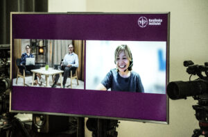 Bitr överläkare Anna Ravn Landtblom samt överläkare Martin Jädersten till vänster under professor Claire Harrisons (till höger) föreläsning. Foto: BOSSE JOHANSSON