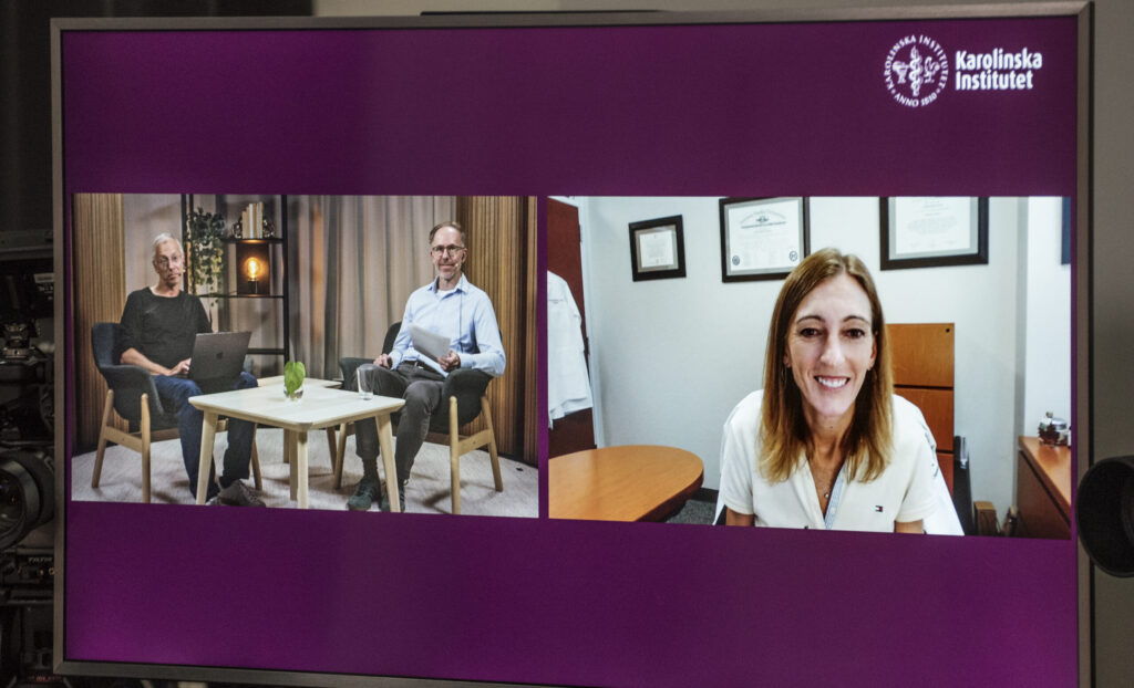 Överläkare Stefan Deneberg och överläkare Martin Jädersten till vänster modererade professor Courtney DiNardos (till höger) föreläsning om AML. Foto: BOSSE JOHANSSON