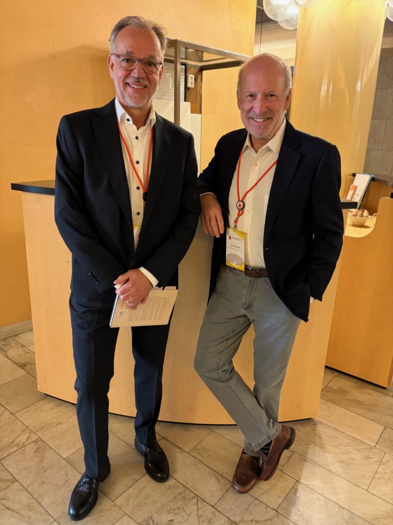 Professor Fred Appelbaum, till höger, från Fred Hutch Cancer Center i Seattle som har arbetat med Nobelpristagaren Donnall Thomas var det stora dragplåstret på konferensen. Här med Hans Häggllund.