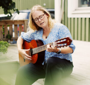 Att ha tre barn och ett mycket krävande arbete hindrar inte Marika Nestor från att koppla av med både böcker och musik. Hon sjunger bland annat i ett feministiskt punkband. Foto: ERIKA GERDEMARK