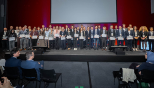 Forskare på en scen från ESMO 2026.